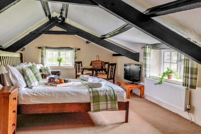 Bed and Luxury Breakfast Hamper